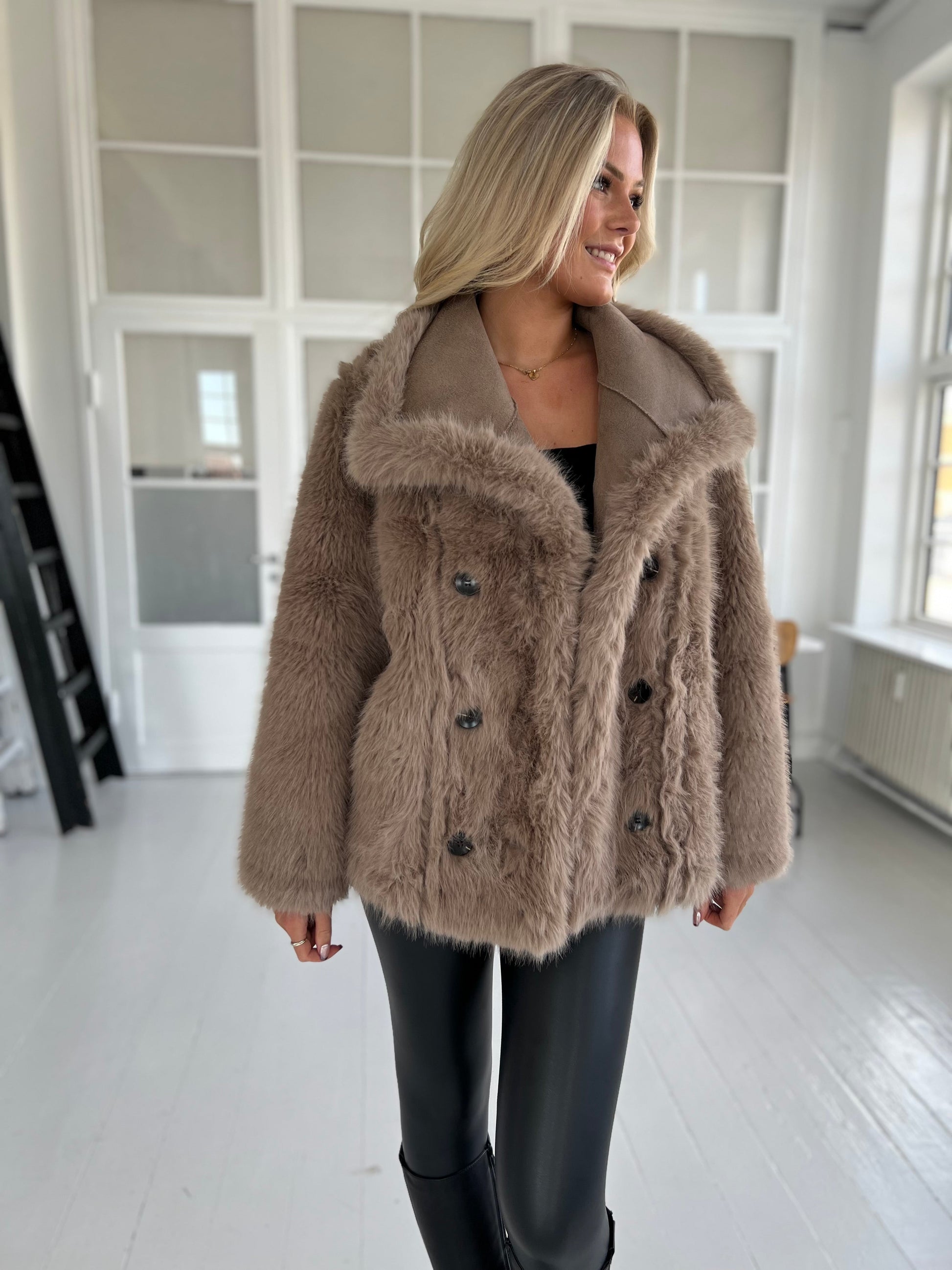 Flam taupe faux fur jakke (2213)-jakke-Aaberg Copenhagen