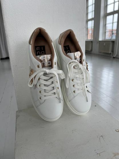 Covana white bee sneakers