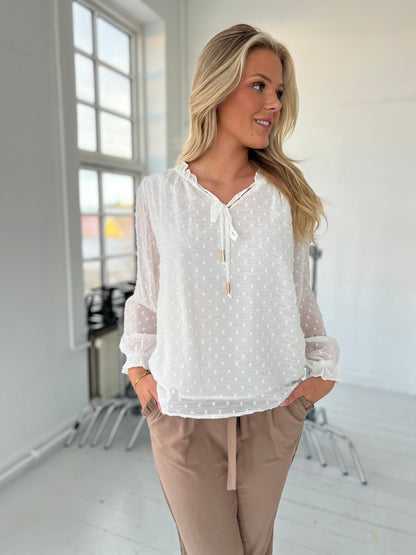 Model i Emma og Ella hvid bluse (3058) fra webshoppen Aaberg Copenhagen