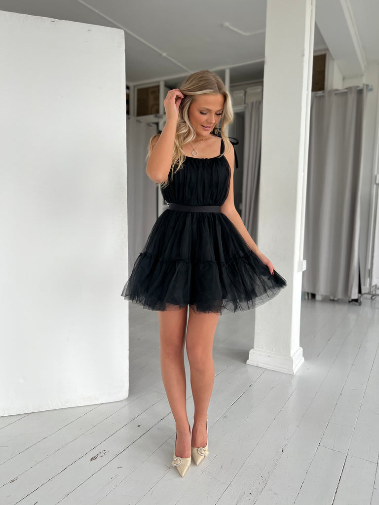 Model i Soky sort tyl kjole med sløjfestropper (96165) fra webshoppen Aaberg Copenhagen