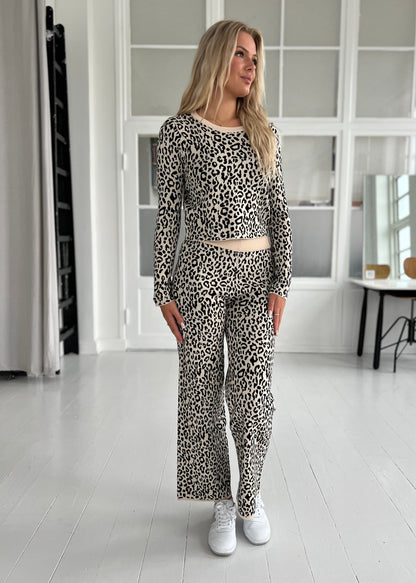 By Elsa leopard knit set (5606). Set forfra, viser leopard detaljer. Aaberg Copenhagen 