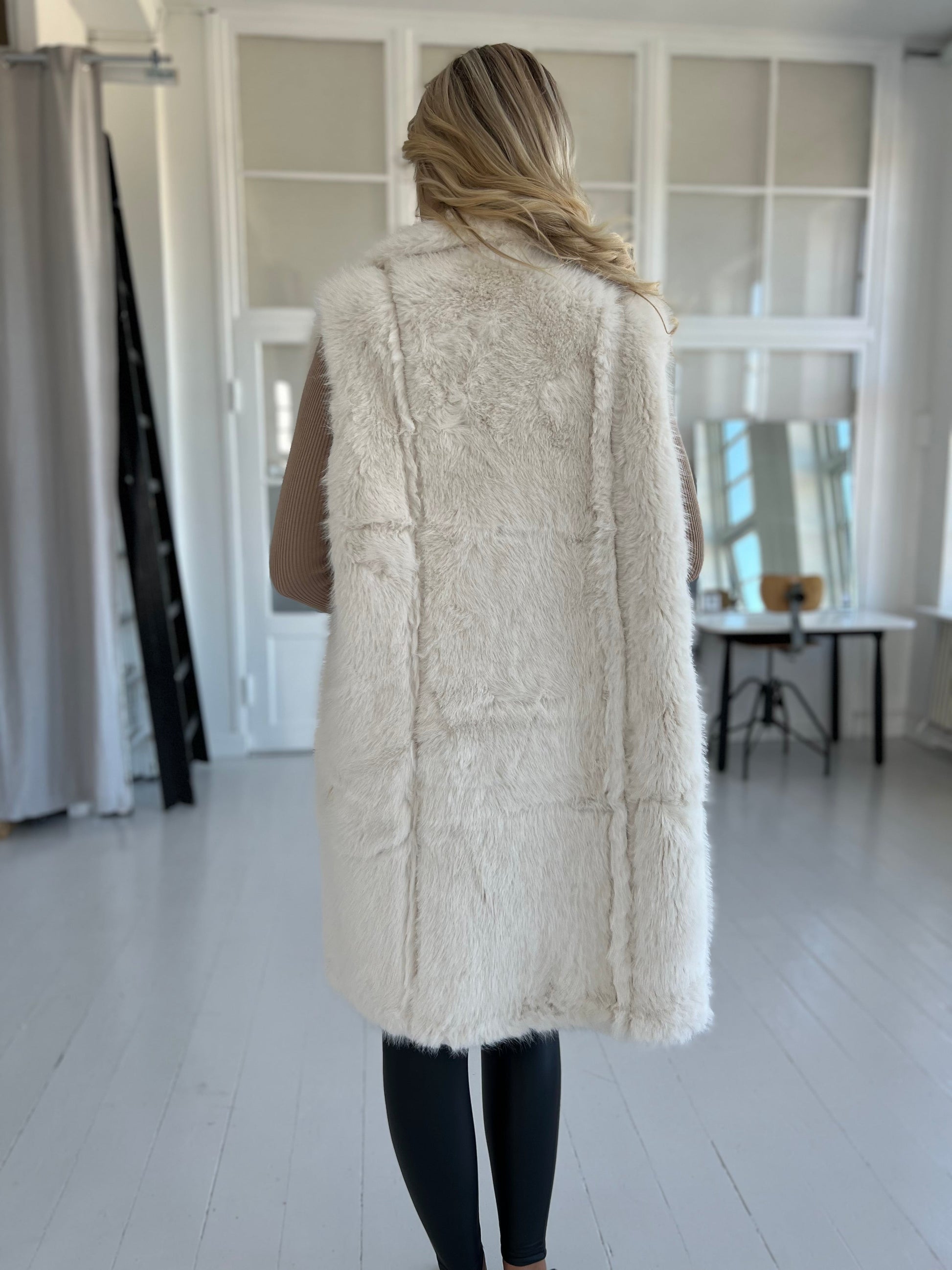 Flam beige faux fur vest fra webshoppen Aaberg Copenhagen