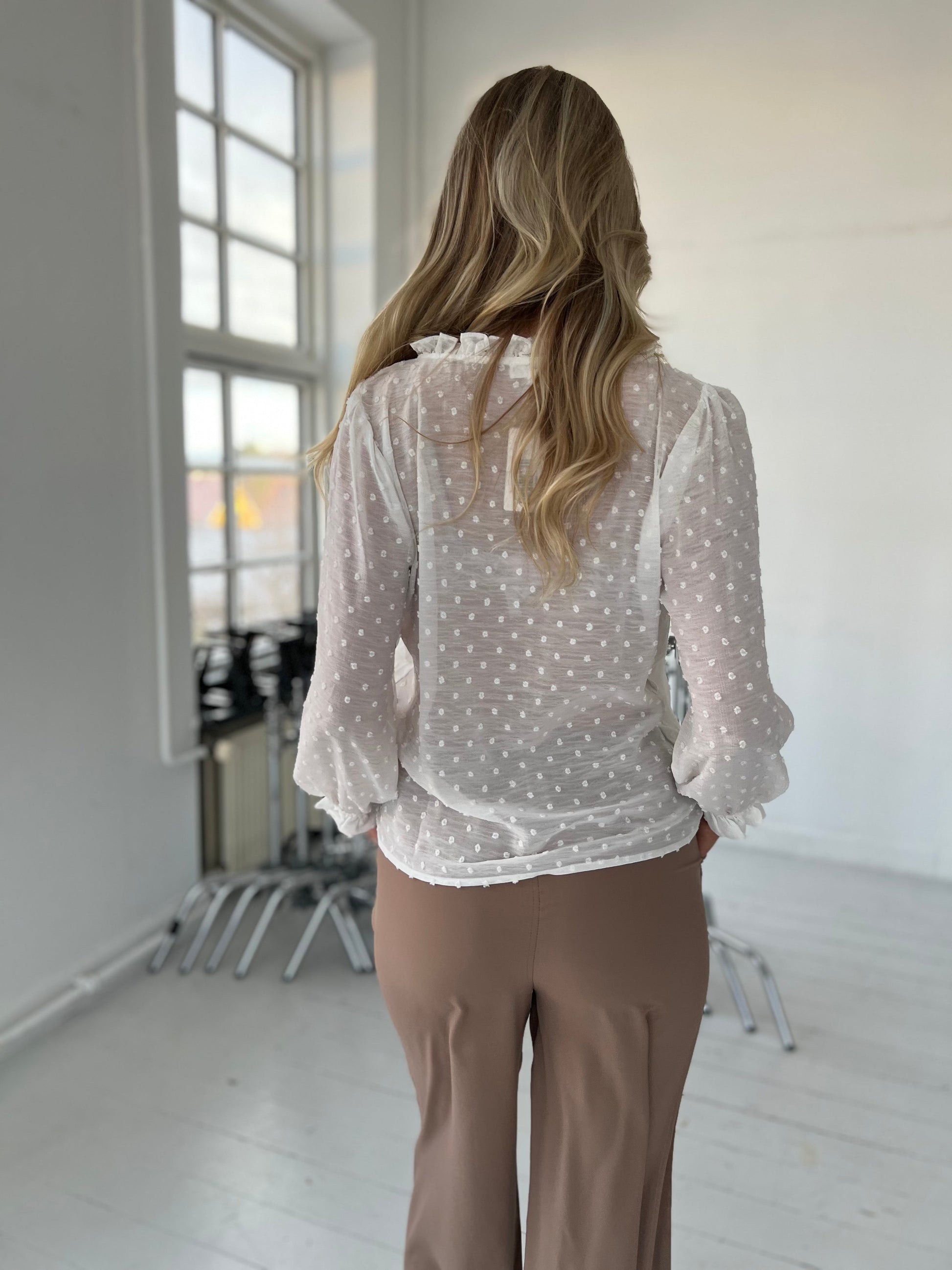 Model i Emma og Ella hvid bluse (3058) fra webshoppen Aaberg Copenhagen