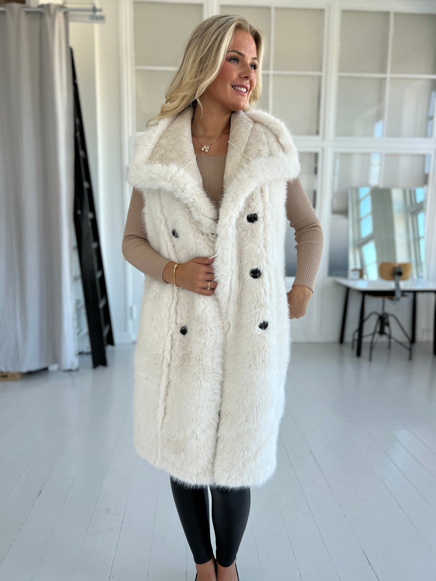 Flam beige faux fur vest fra webshoppen Aaberg Copenhagen