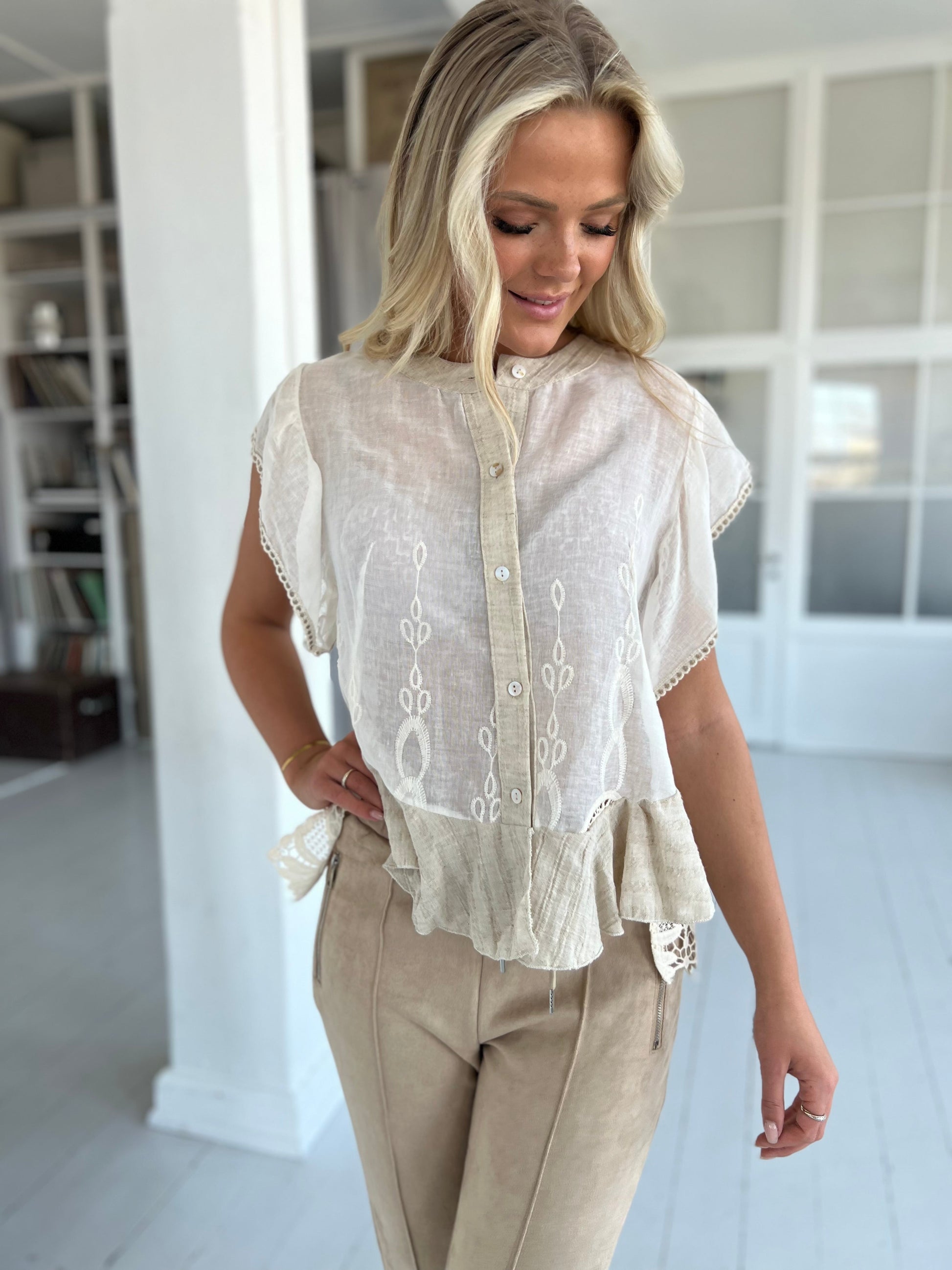 Aaberg Exclusive beige hør bluse fra webshoppen Aaberg Copenhagen