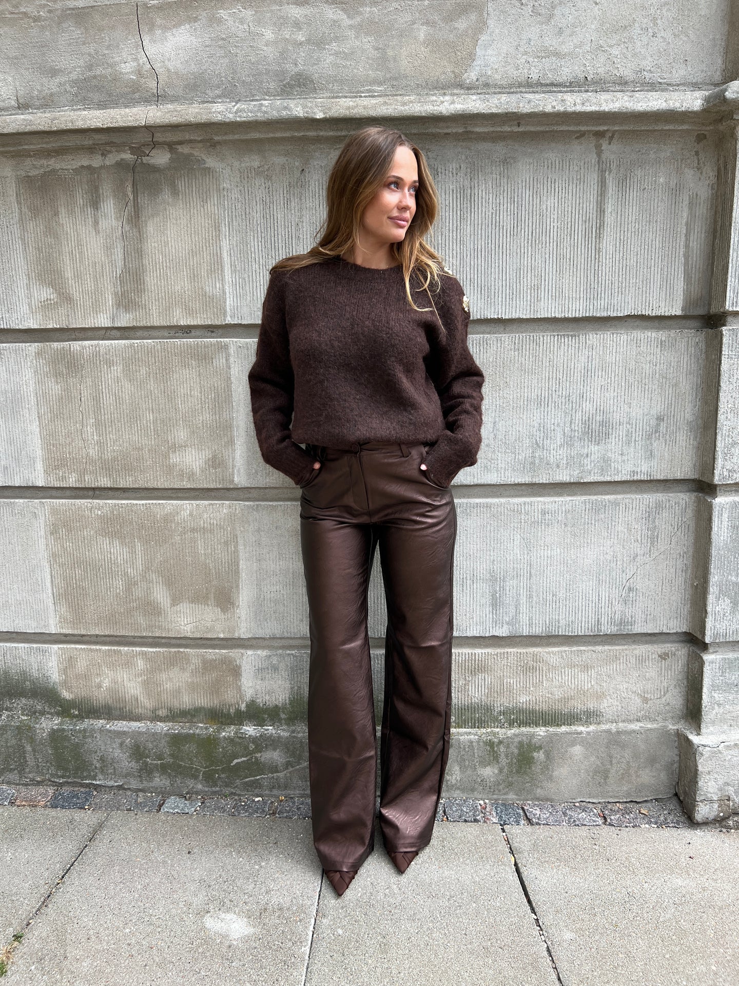 Model i Azaka Dark Brown knit fra webshoppen Aaberg Copenhagen