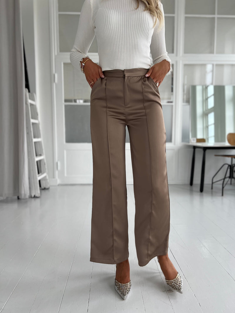 Eight paris satin pants (8202) - set forfra, viser lommer - fra webshoppen Aaberg Copenhagen