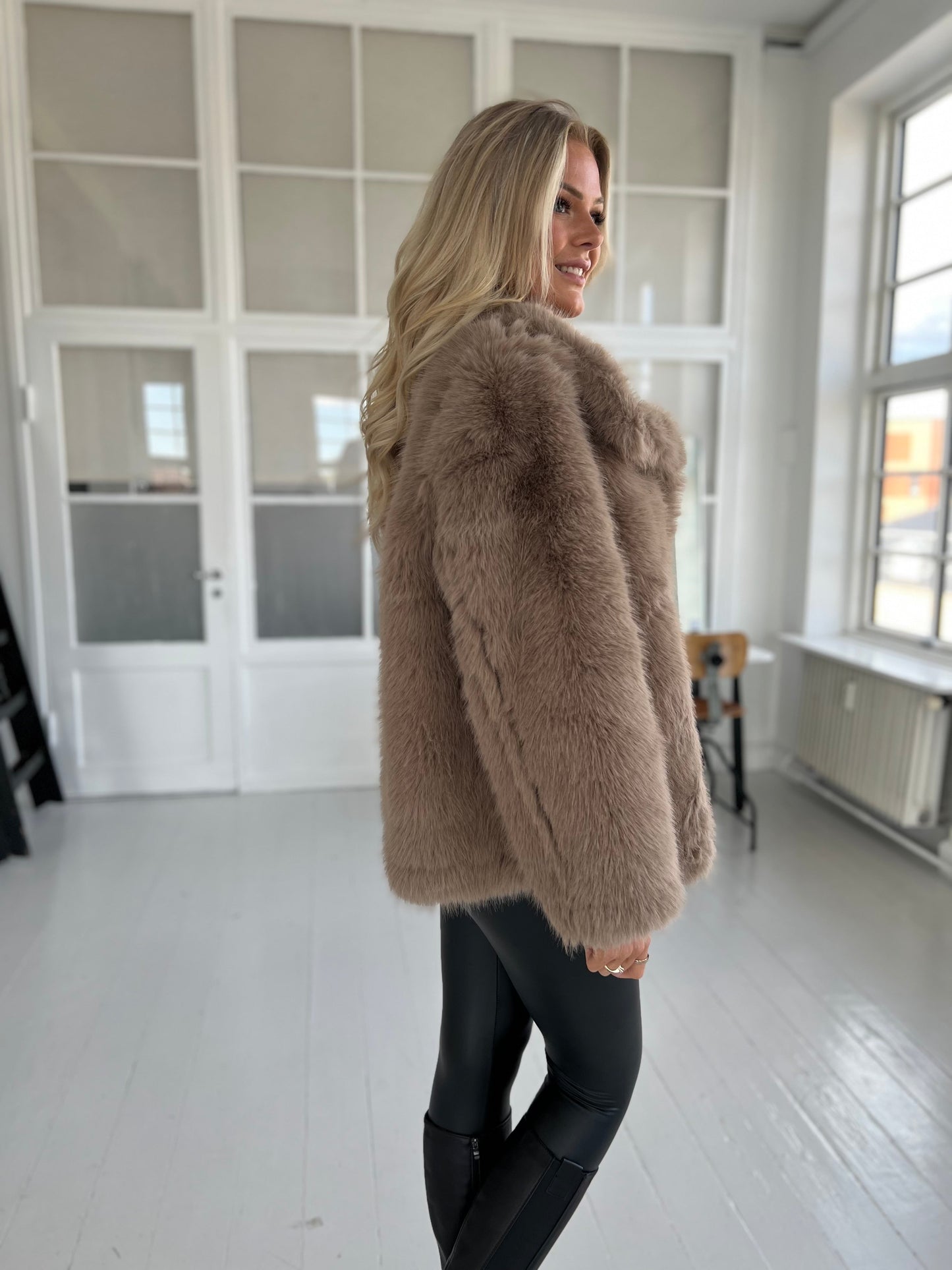 Flam taupe faux fur jakke (2213)-jakke-Aaberg Copenhagen