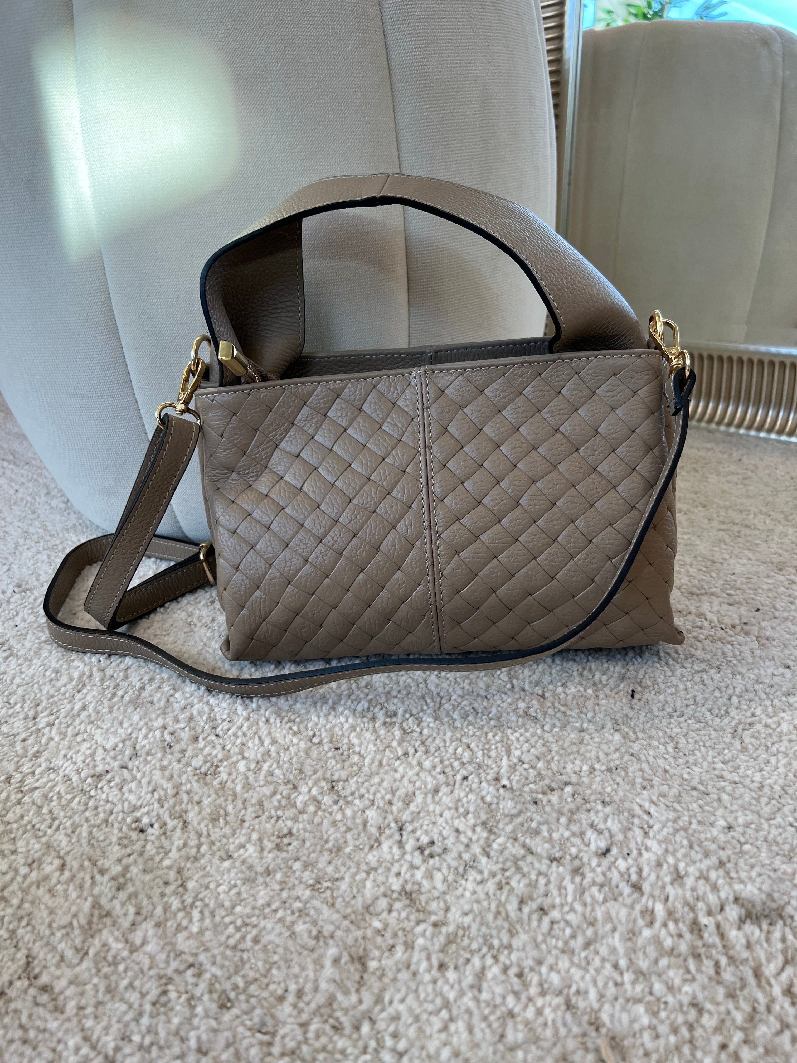 Nova taupe handbag (3205) - Set forfra/bagfra med rem - fra webshoppen Aaberg Copenhagen