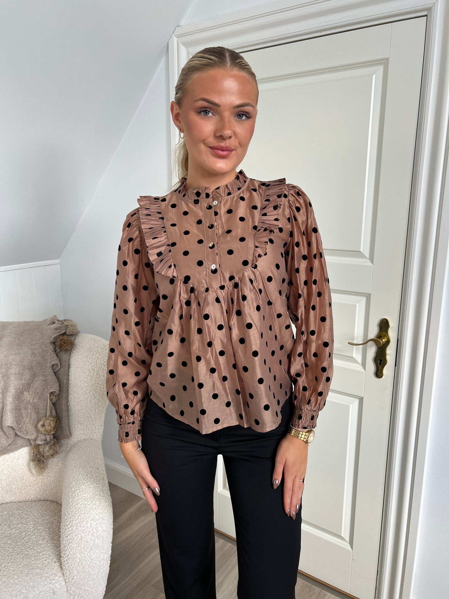 Continue Silke dot shirt Nougat - Åberg Copenhagen 