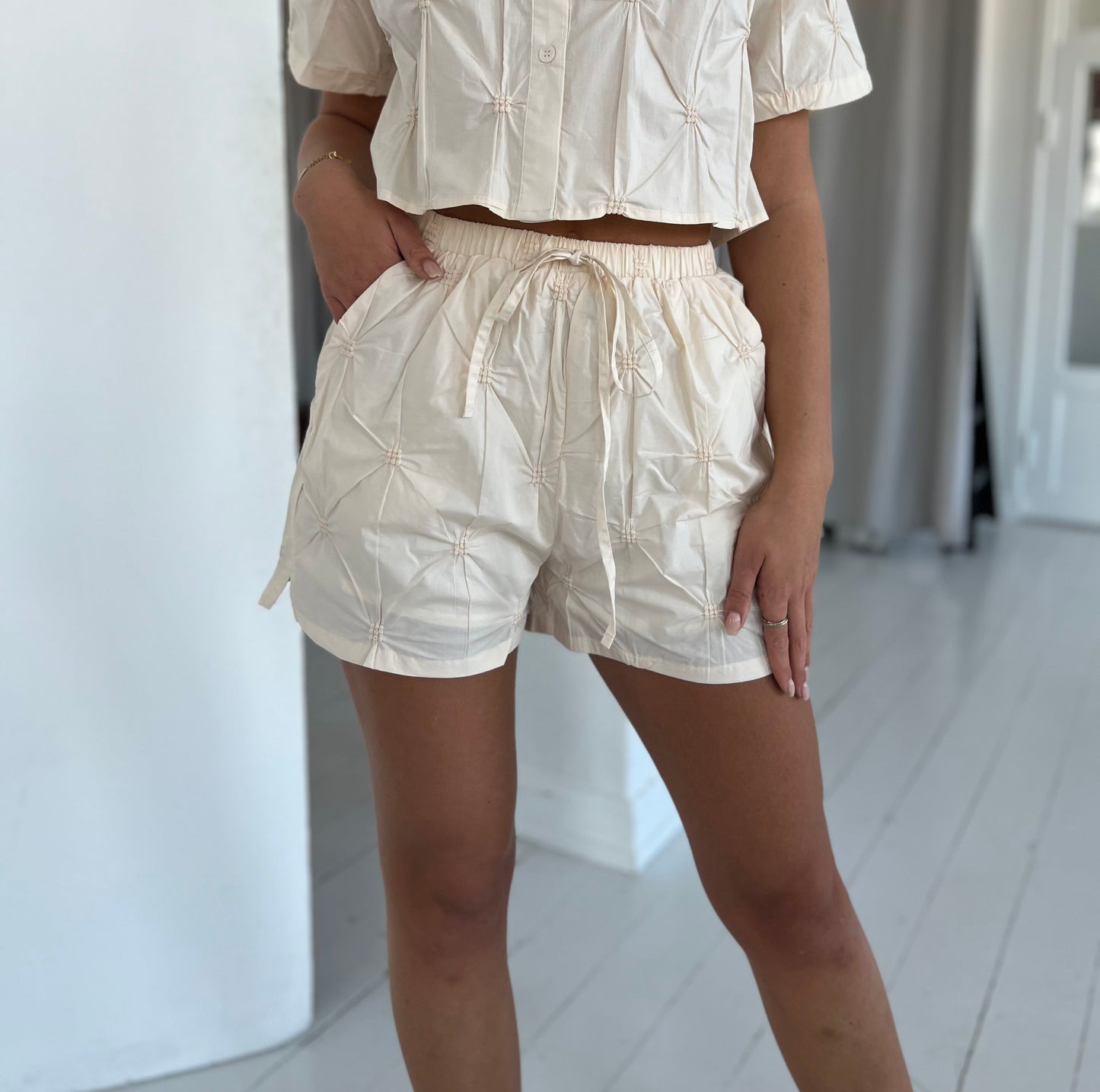 Aaberg Exclusive beige shorts fra webshoppen Aaberg Copenhagen