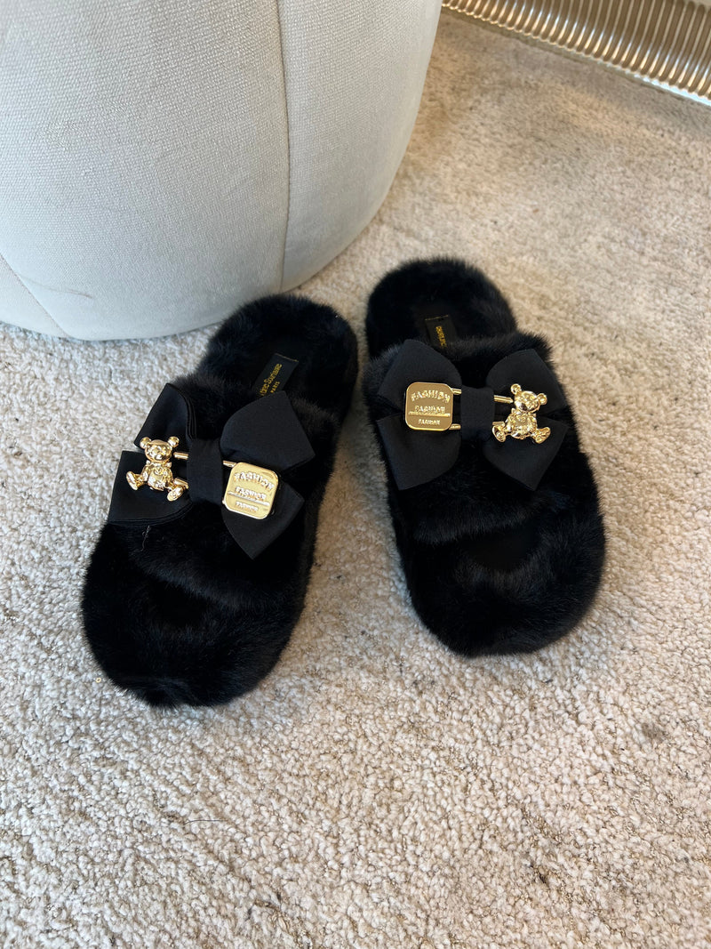 Bottine sort slipper (9083) Set forfra, fokus på sløjfe detalje - Fra webshoppen Aaberg Copenhagen