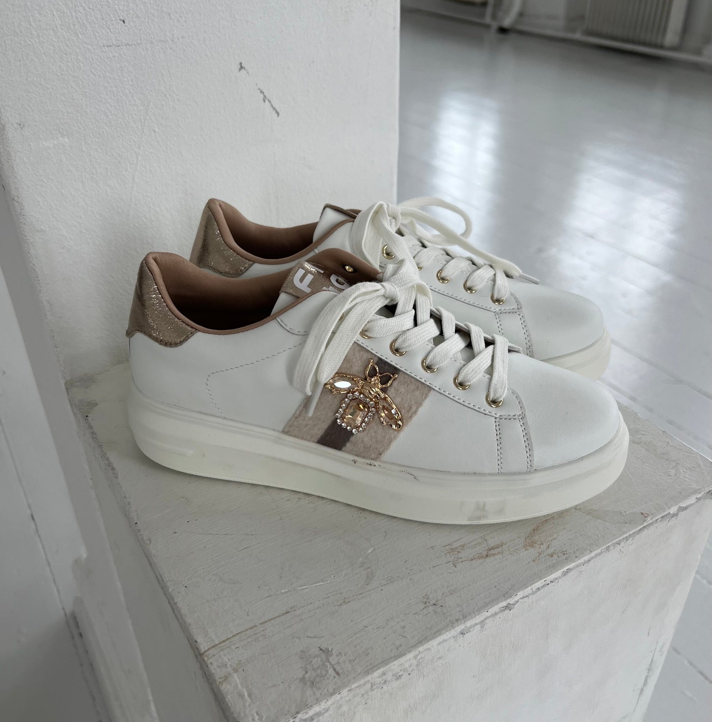 Covana white bee sneakers