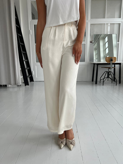 Elli White creme satin pants (9097) fra webshoppen Aaberg Copenhagen