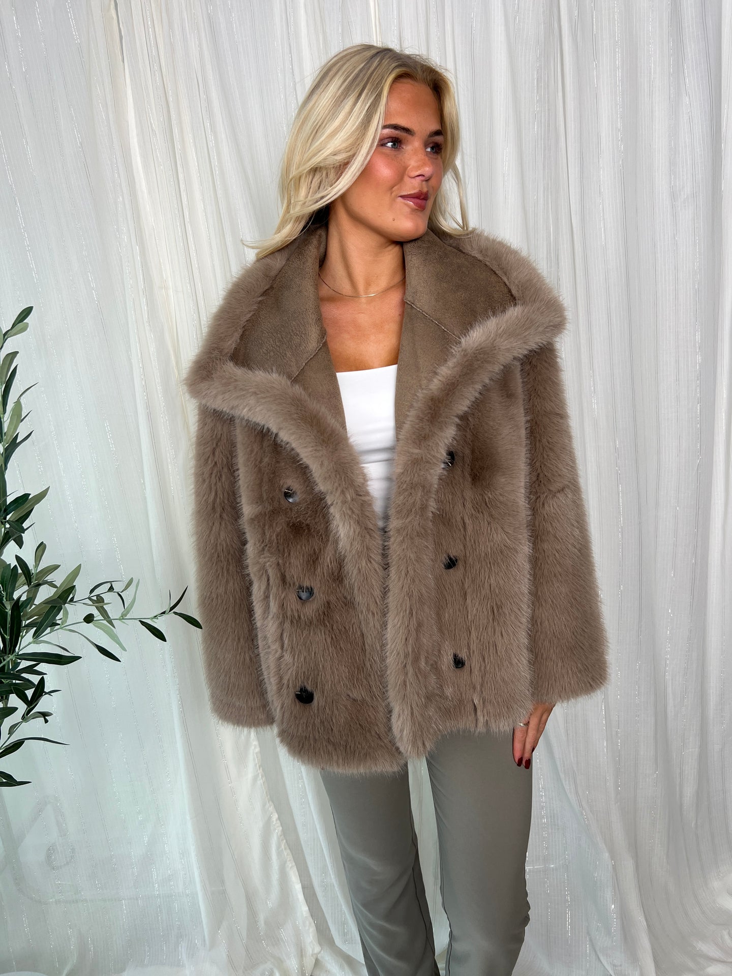 Flam taupe faux fur jakke fra webshoppen Aaberg Copenhagen