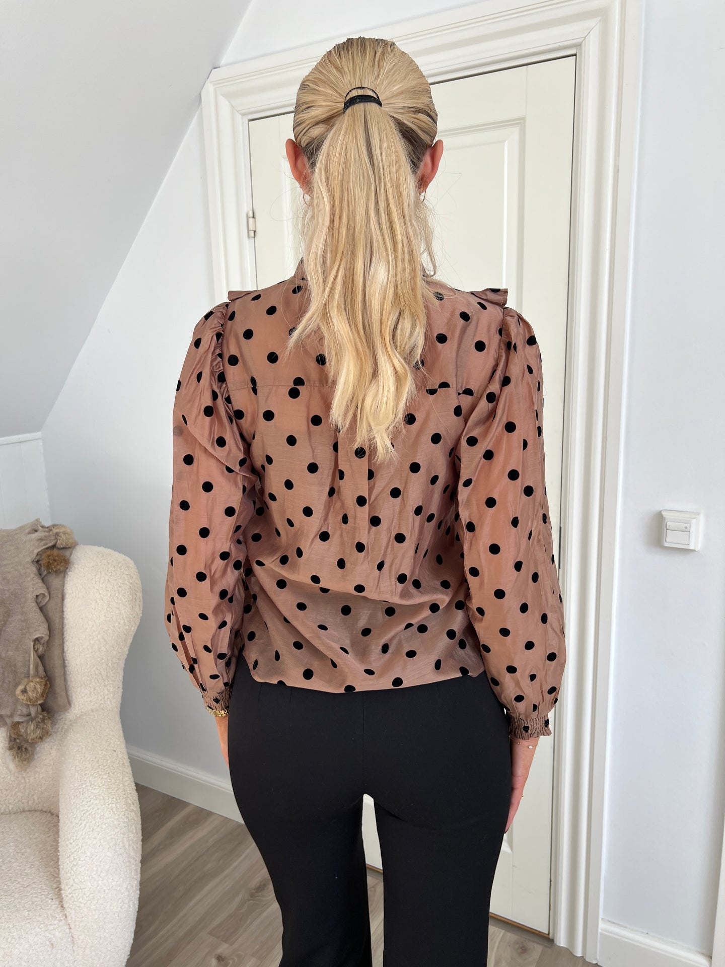 Continue Silke dot shirt Nougat - Åberg Copenhagen 