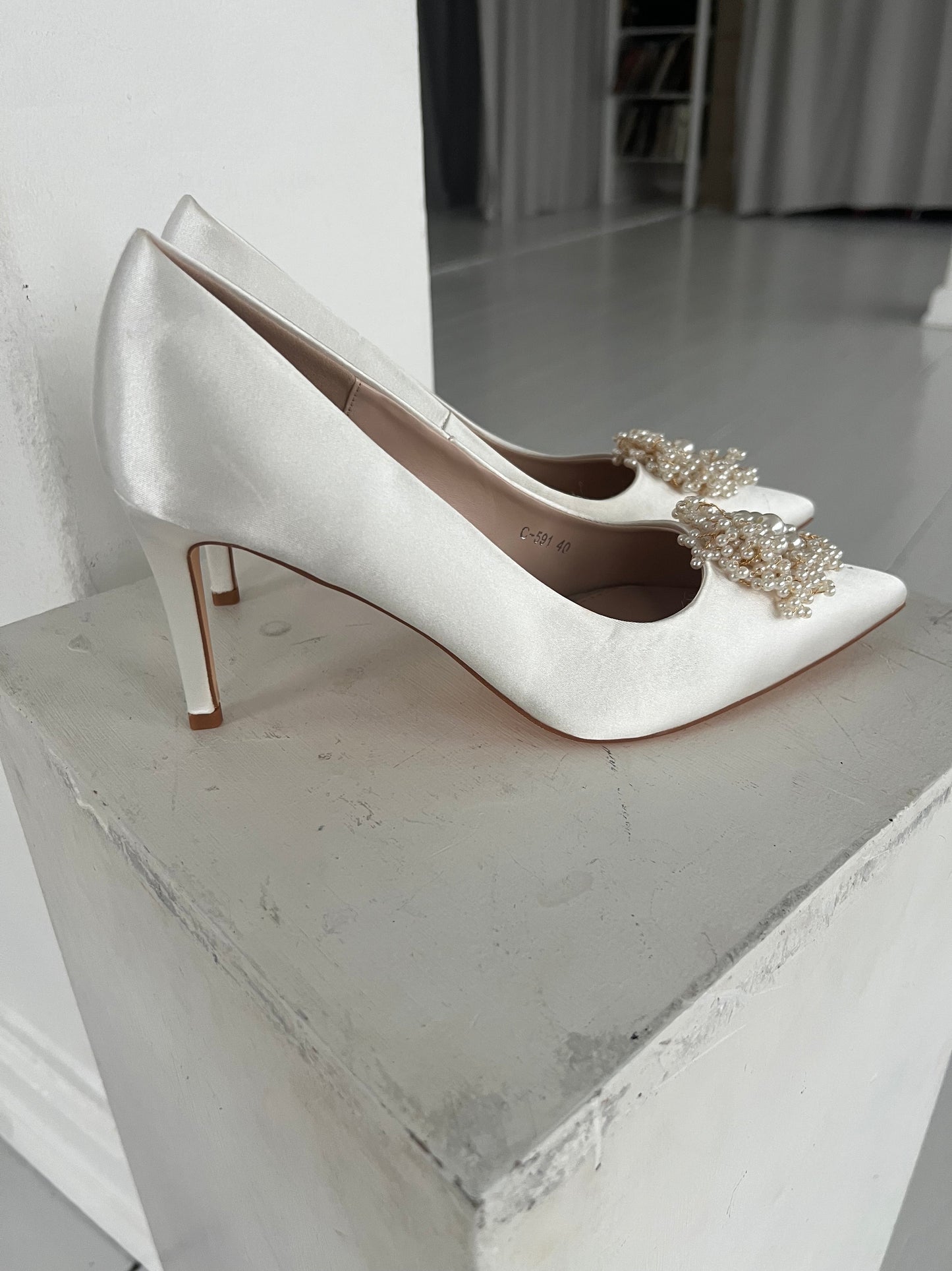 Azalea white satin heel (591)