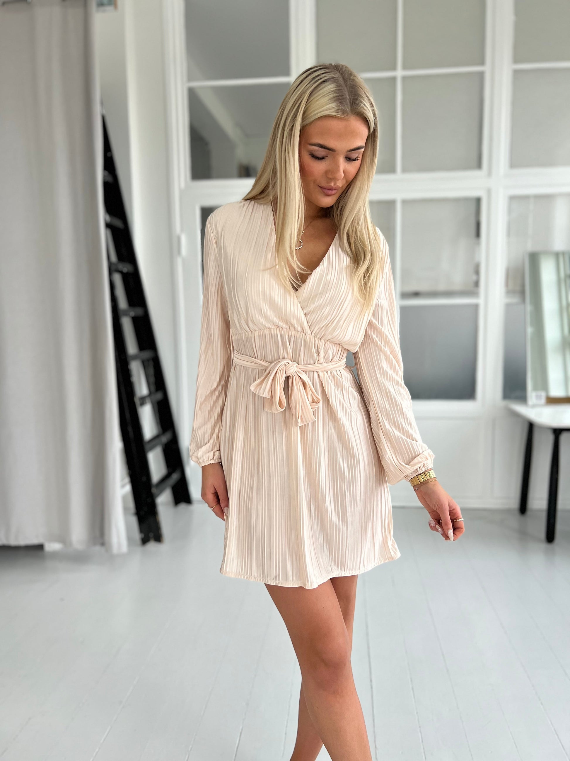 Lucce champagne plisse dress (1179) fra webshoppen Aaberg Copenhagen