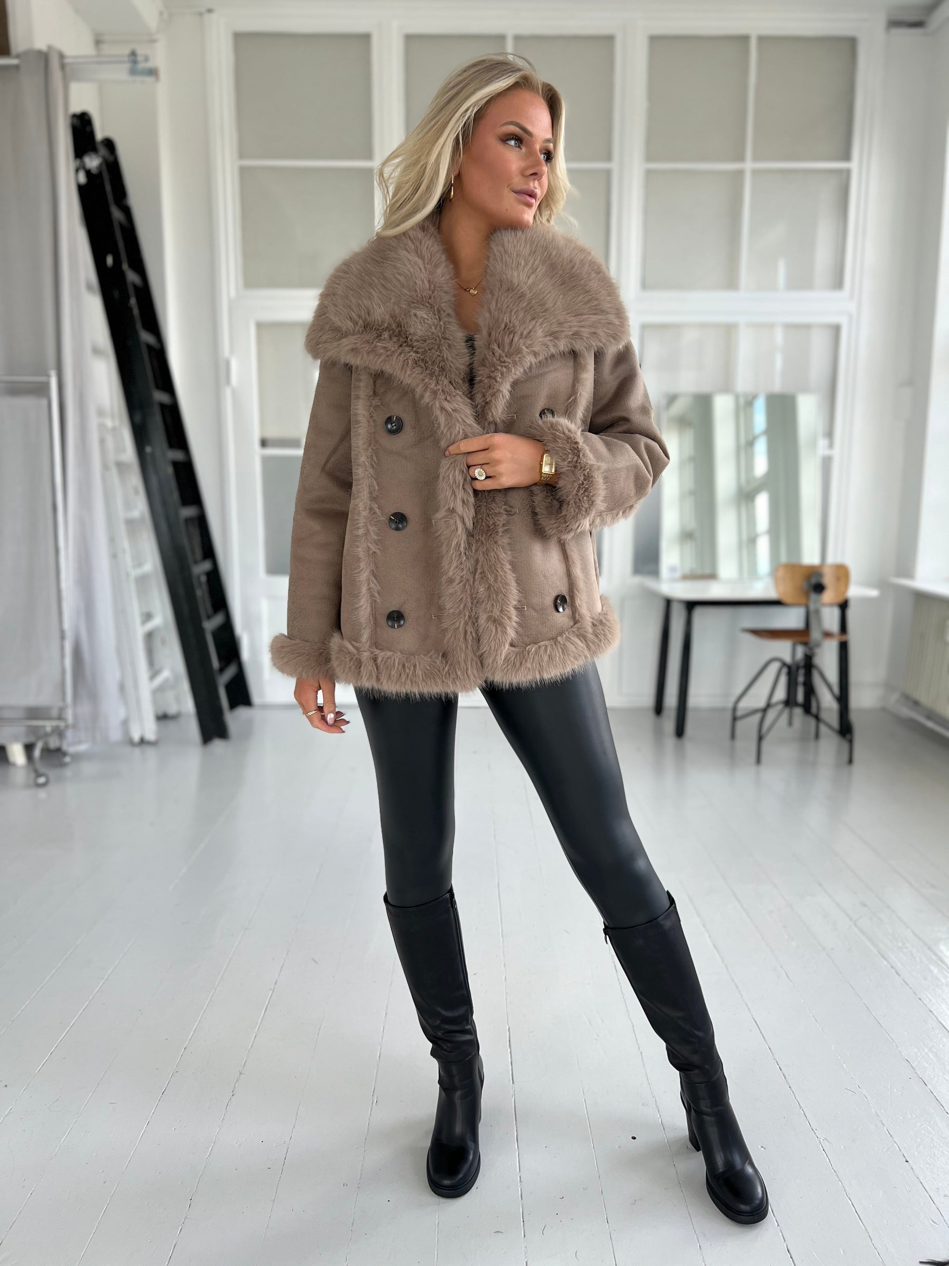 Flam taupe faux fur jakke (2213)-jakke-Aaberg Copenhagen