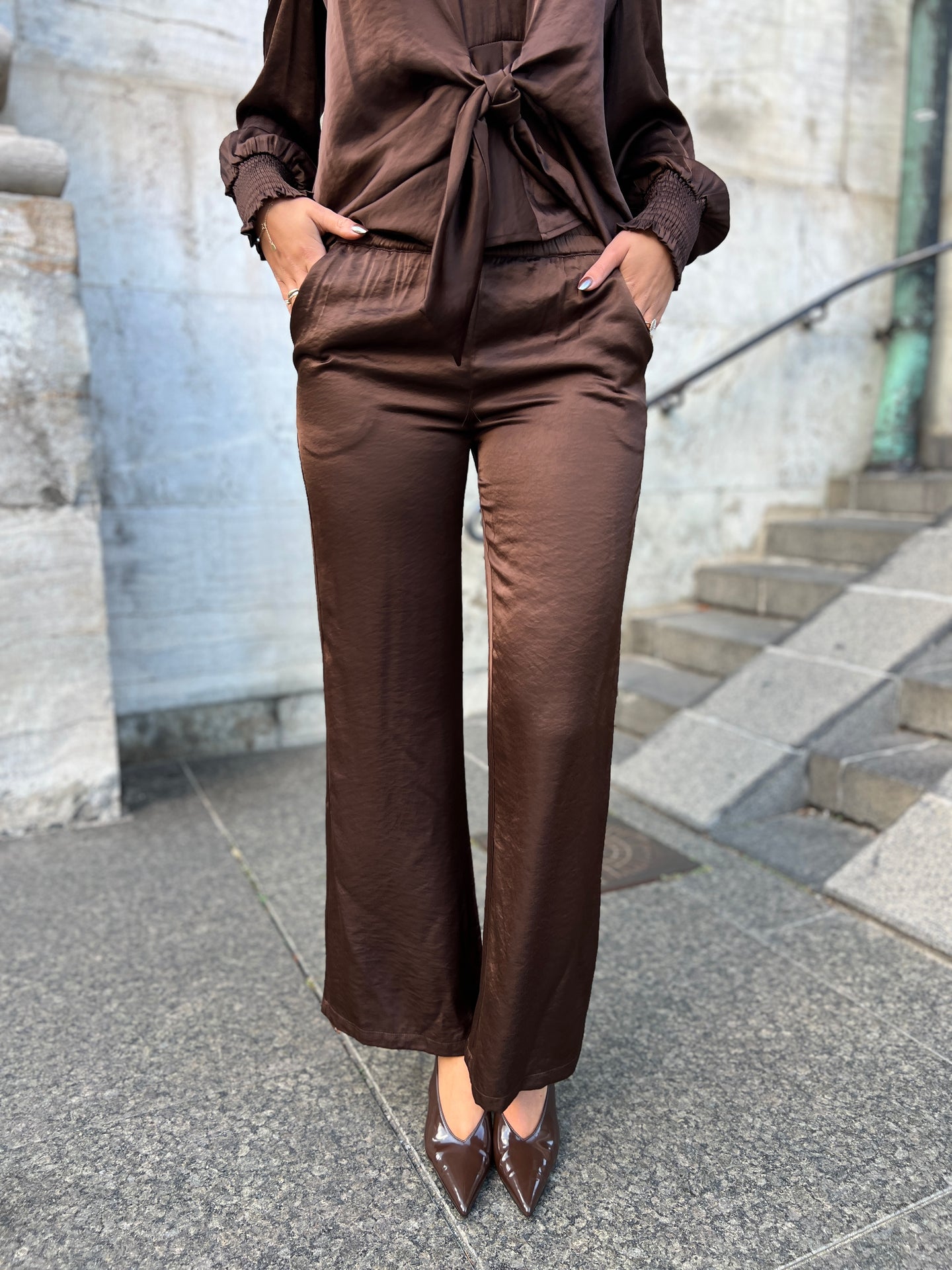 Continue - Bukser - Roberta Satin -brun