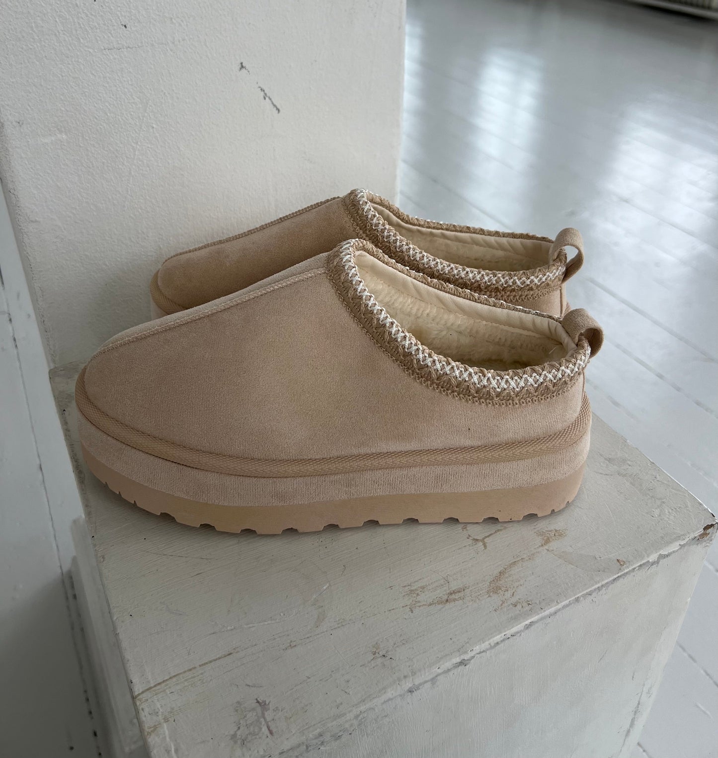 Beige teddy shoe (502)