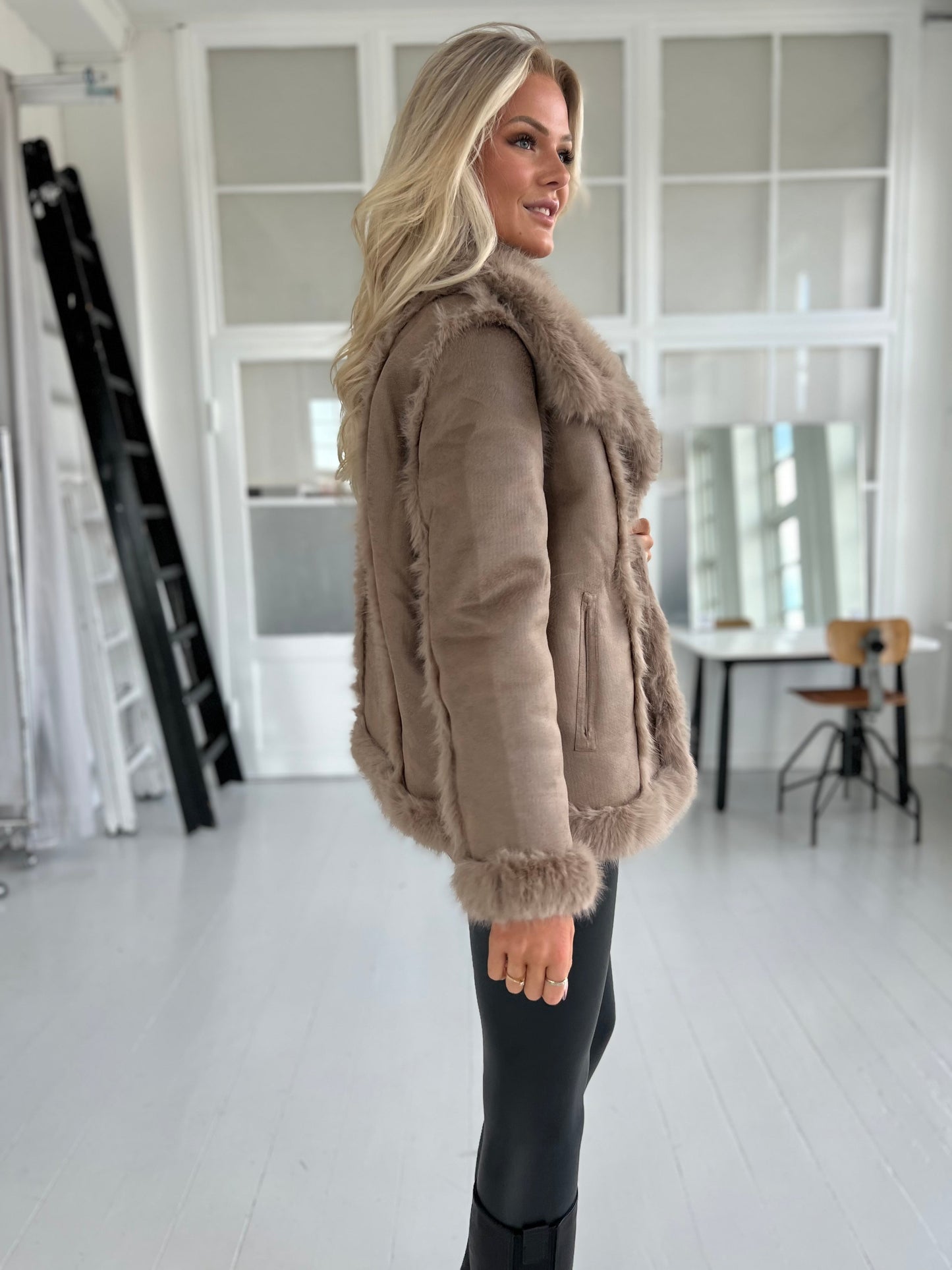 Flam taupe faux fur jakke (2213)-jakke-Aaberg Copenhagen