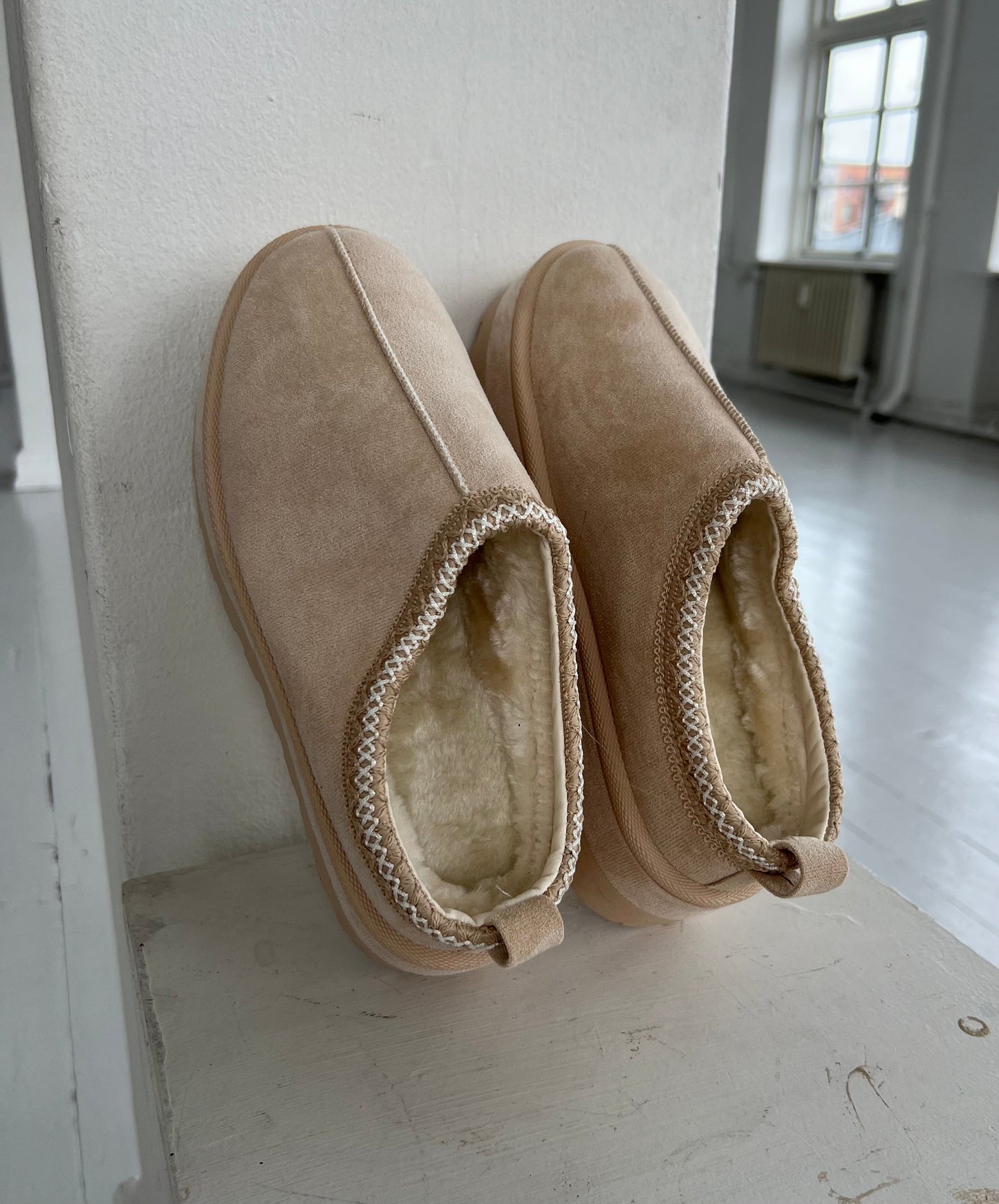 Beige teddy shoe (502)