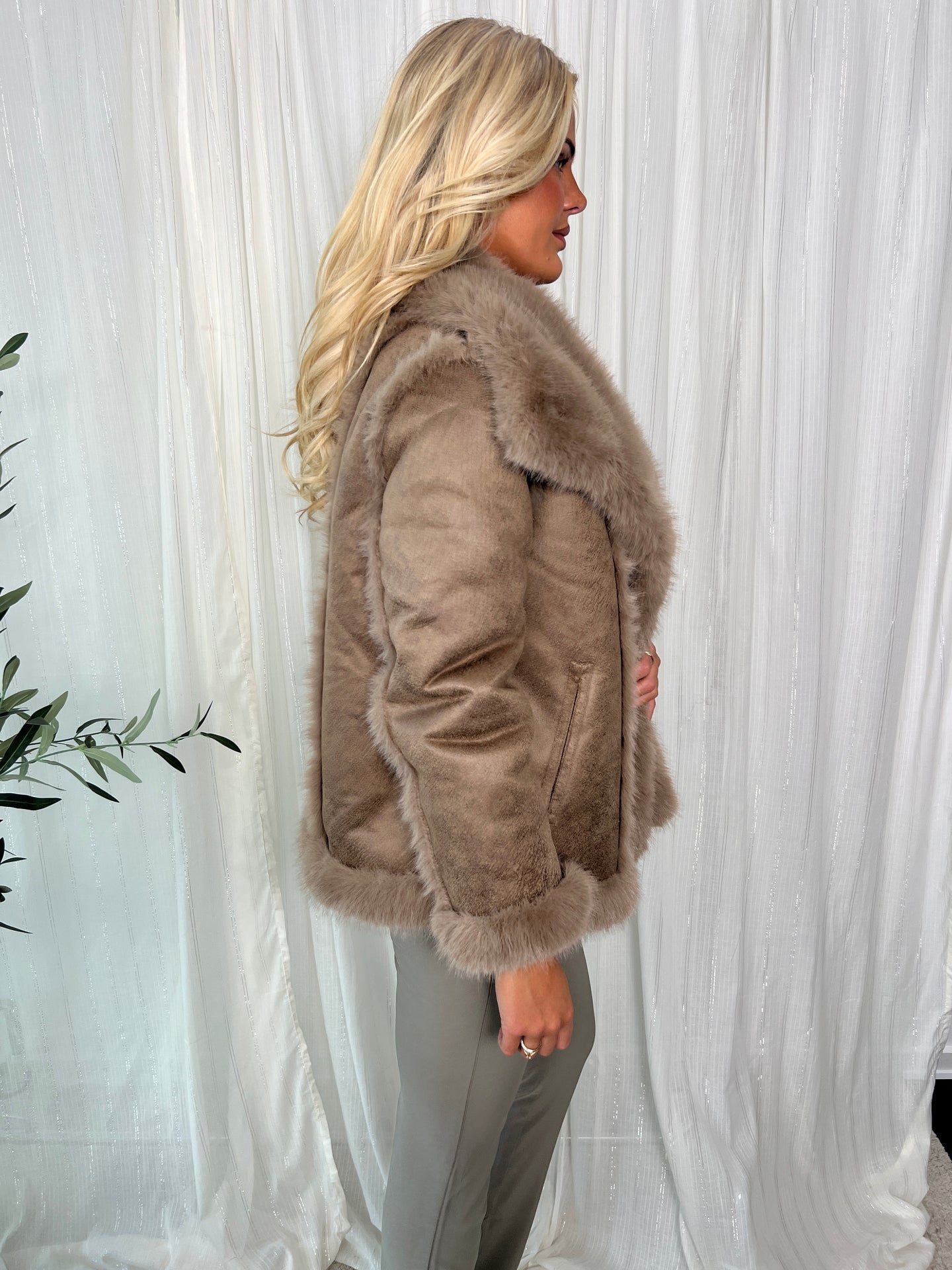 Flam taupe faux fur jakke fra webshoppen Aaberg Copenhagen