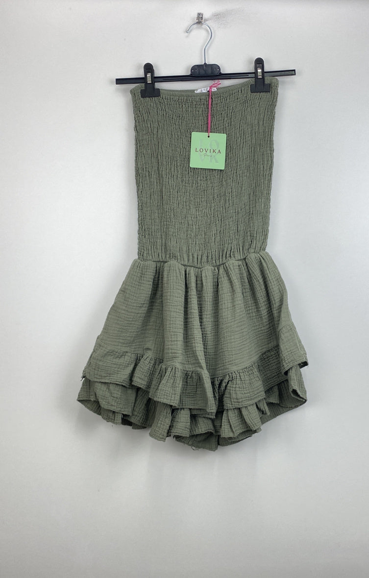 Model i Ooka khaki playsuite fra webshoppen Aaberg Copenhagen