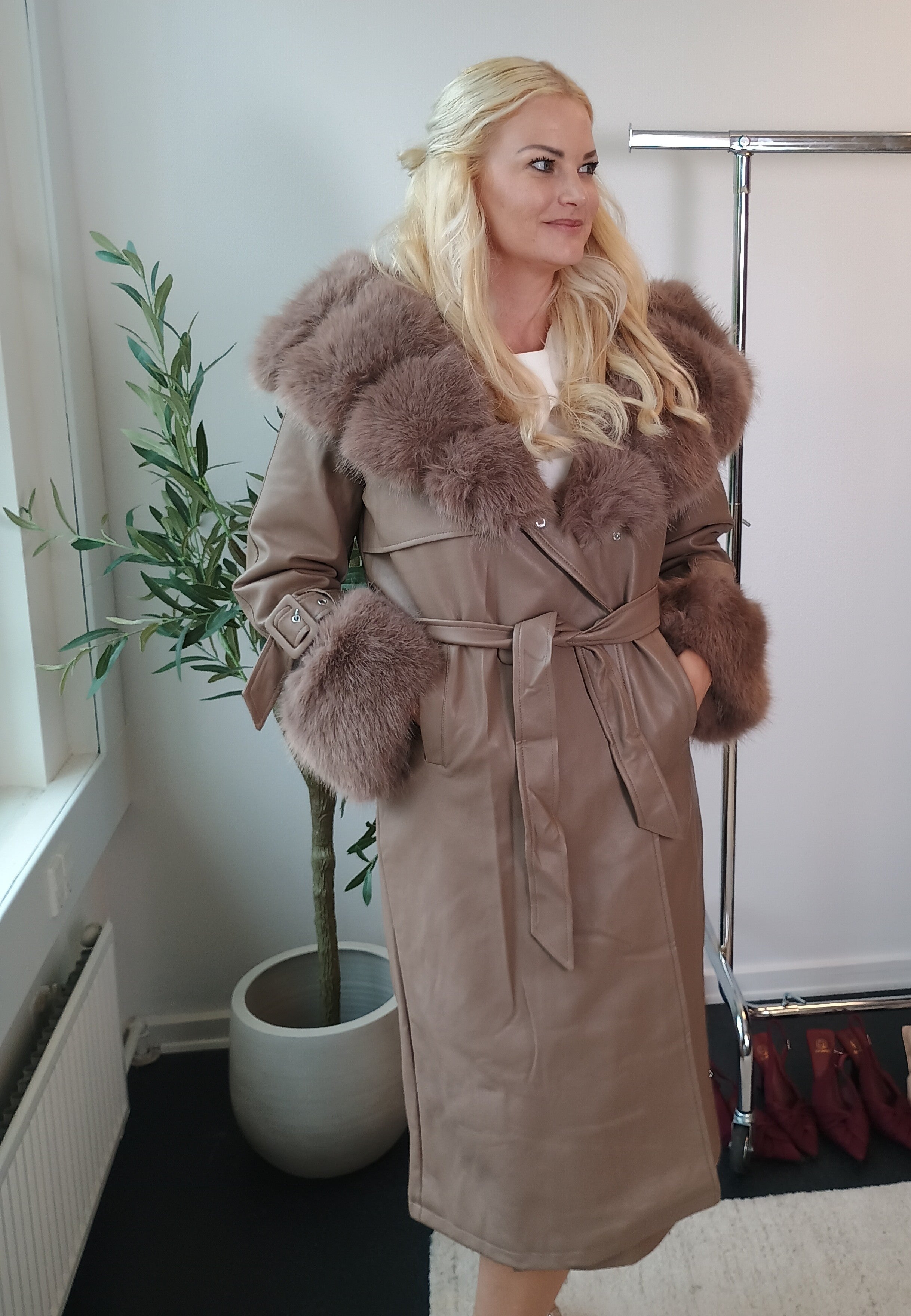 Flam faux leather coat muldvarp fra webshoppen Aaberg Copenhagen