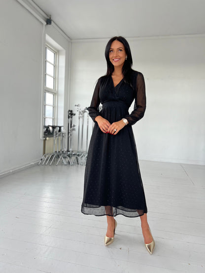 Model i Majolica sort kjole (8383) fra webshoppen Aaberg Copenhagen