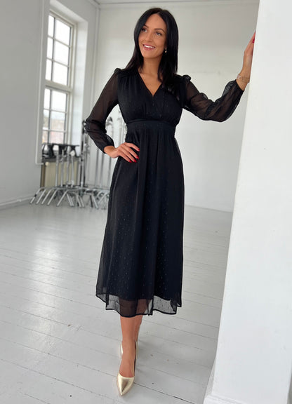 Model i Majolica sort kjole (8383) fra webshoppen Aaberg Copenhagen