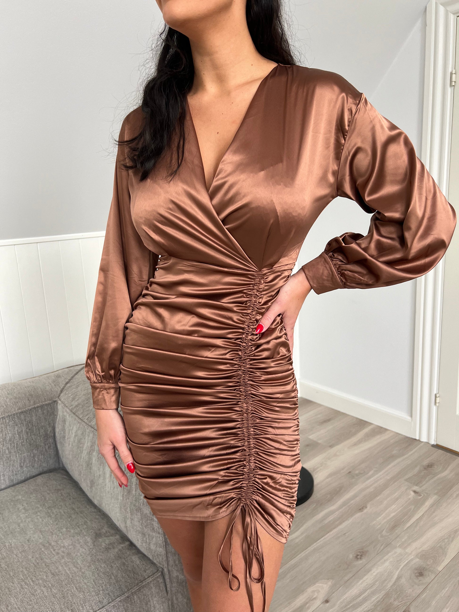 Model i Copperose brun satin kjole fra webshoppen Aaberg Copenhagen